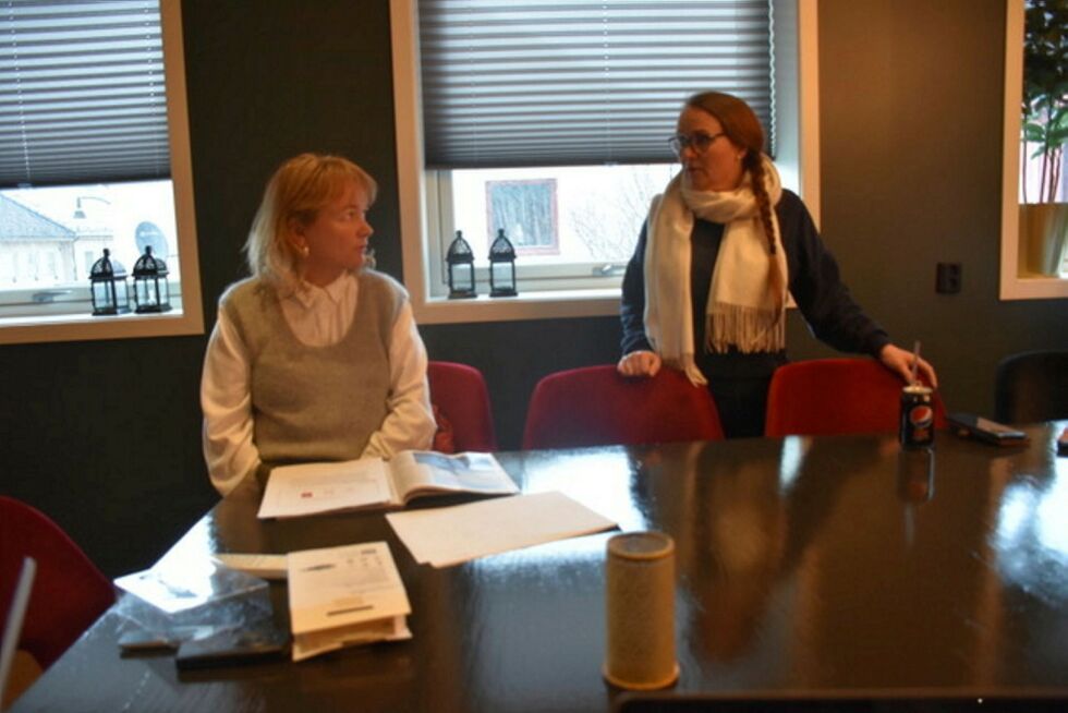 Fra venst­re de­mens­ko­or­di­na­tor Si­mo­ne Jør­gen­sen Gær­næ og dag­lig le­der Ma­ri­ta Bet­ten ved spi­se­ste­det Op­ti­com i Vad­sø.
 Foto: Helge Ovanger