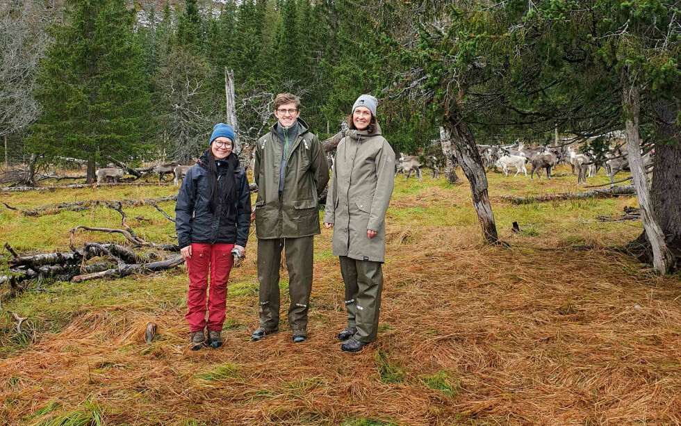 Ellen-Sara Sparrok (leder i Norske Reindriftsamers Landsforbunds ungdomsutvalg), Henrik Nordtun Gjertsen (leder i Norges bygdeungdomslag) og statssekretær Wenche Westberg i Landbruks- og matdepartementet.
 Foto: Landbruks- og matdepartementet