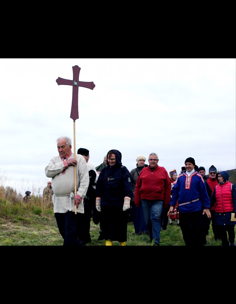 Etter gudstjenesten leder starosten igjen menigheten ned til elva og det hellige Kvitberget for velsignelse av vannet mens de sang.
 Foto: Silje L Kvammen