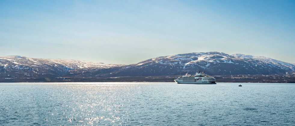Luksus cruiseskipet Le Lyrial i Hamnbukt. Dette er første av to cruiseskip som vil besøke Porsangerfjorden i 2024.
 Foto: Cecilie Bergan Stuedal