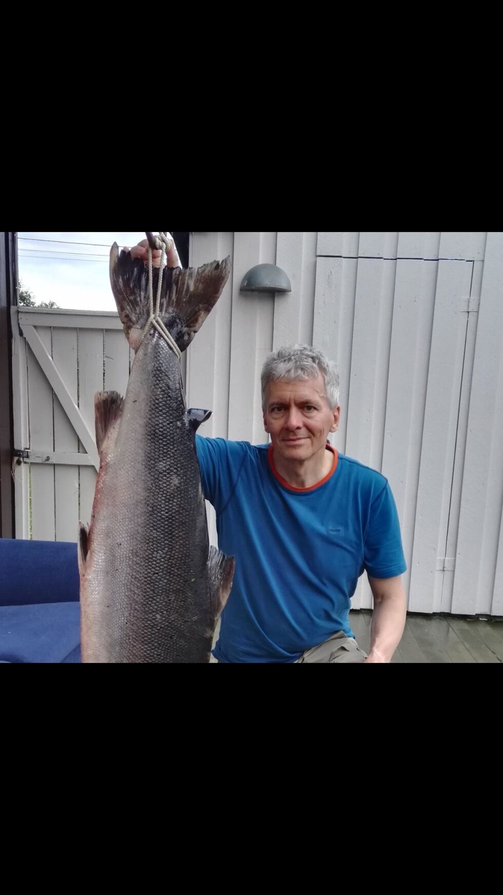 24,5 kilo var laksen Niels Gerner Andersen dro i land fra Lakselva. Etter det daglig leder i Lakselv grunneierforening Egil Liberg vet, er dette den største laksen som er tatt i Norge i 2016.
 Foto: Privat