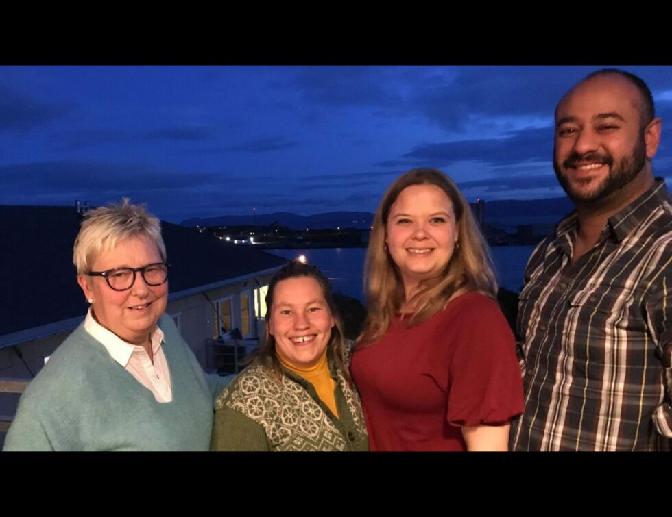 Wenche Pedersen (AP), Hanne Harila (SV), Veronicha Angel Bergli (Rødt) og Farid Shariati (MDG) er blitt enige om et politisk samarbeid i Vadsø de neste fire årene.
 Foto: Privat