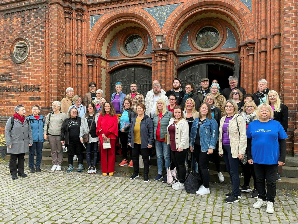 Opp­stil­ling ut­en­for Immanuelkirche etter endt kon­sert.
 Foto: Privat