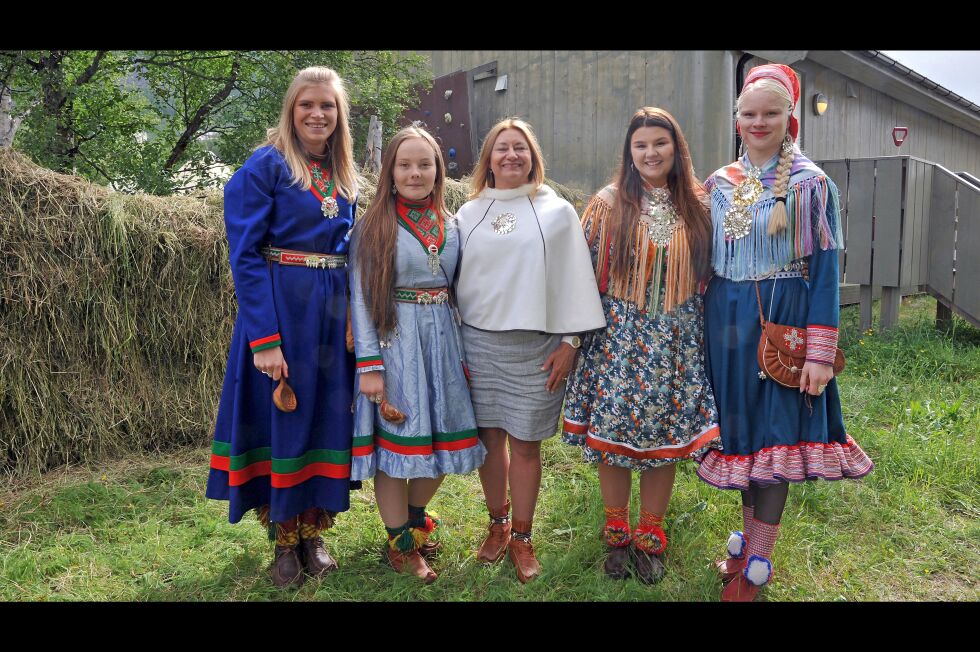 Fredag er veiviser-året over for Vanja Tørresdal, Maria Gunilla Påve Wilks, Eli Karianne Vesterheim Hætta og Elle Karen Inga Skum. I midten er statssekretær Anne Karin Olli (H).
 Foto: Erik Brenli (Arkiv)