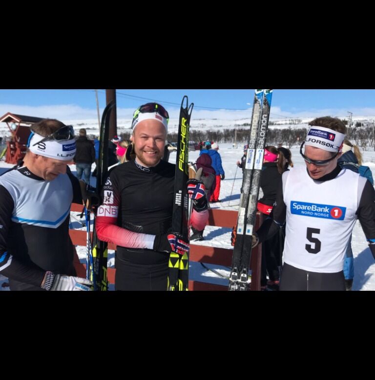 Espen Mikkelsen (midten) fra VSK vant årets Vadsørenn foran tanaløperne Stein Joks (til venstre) og Piera Tobiassen.
 Foto: Privat