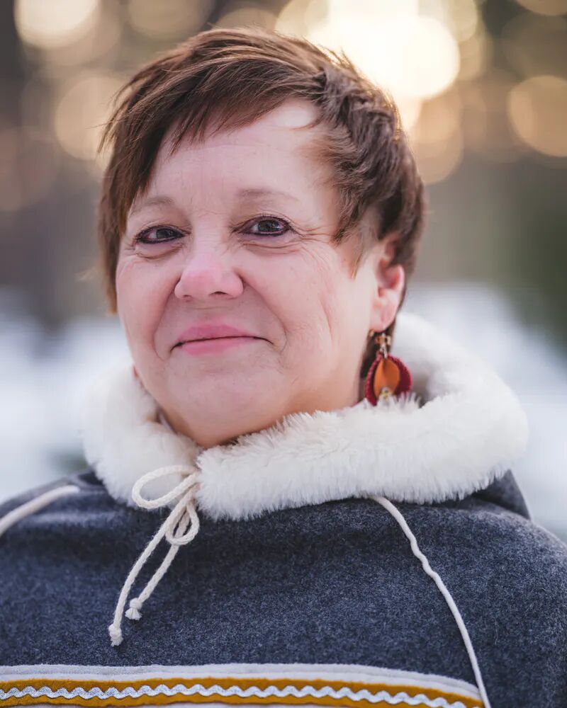 Wenche Marie Hætta er nyansatt som administrativ leder på kunstnerkollektivet Dáiddadállu. – Jeg har blomstret når jeg har fått jobbe med kultursaker, sier Hætta, som har gått fra en stilling i NRK Sápmi.
 Foto: Dáiddadállu
