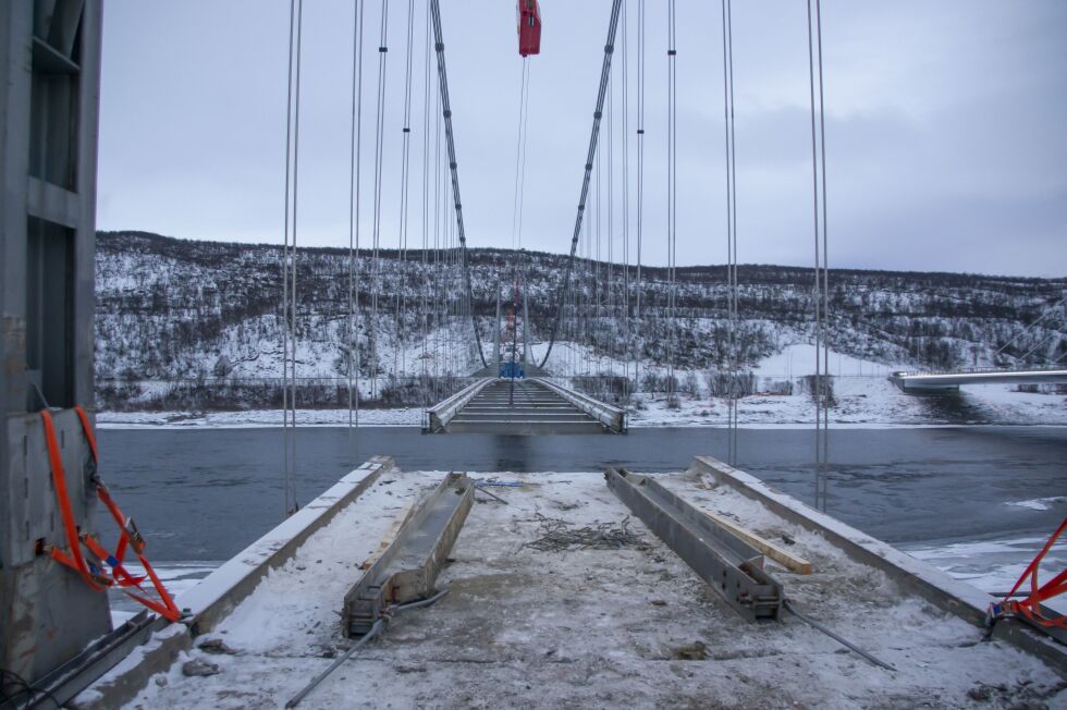 12 meter av bæringa på gamle Tana bru er så langt fjernet, jobben med å fjerne føringa startet i går mandag.
 Foto: Frank M.  Ingilæ