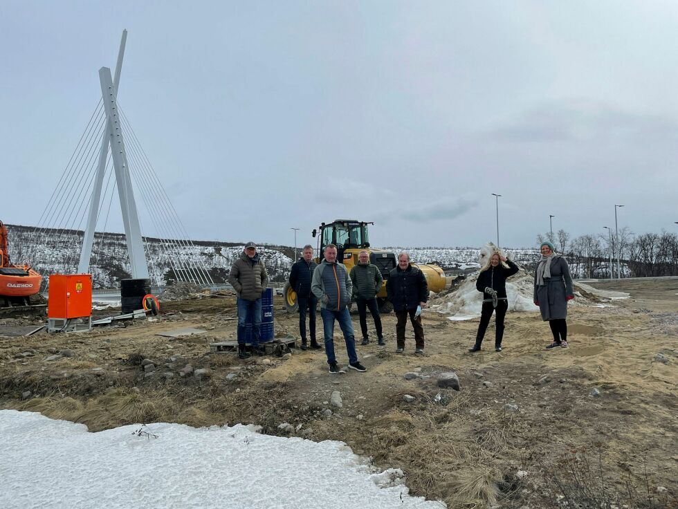 For­mann­skap­et i Tana med Bør­re Stei­nar Bør­re­sen, Fred John­sen, Odd Erik Sol­bakk, Jon Er­land Bal­to, Hart­vik Han­sen, Siv Ani­ta Biti He­lan­der og Hel­ga Pe­der­sen på tom­ta der de vil ha prakt­byg­get.
 Foto: Birgitte Wisur Olsen