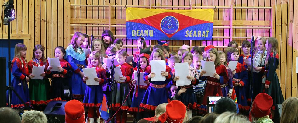 Barna fra de samiske barnehagene i Tana synger Samefolket sang/Sámi soga lávlla.
 Foto: Mihkku Solbakk