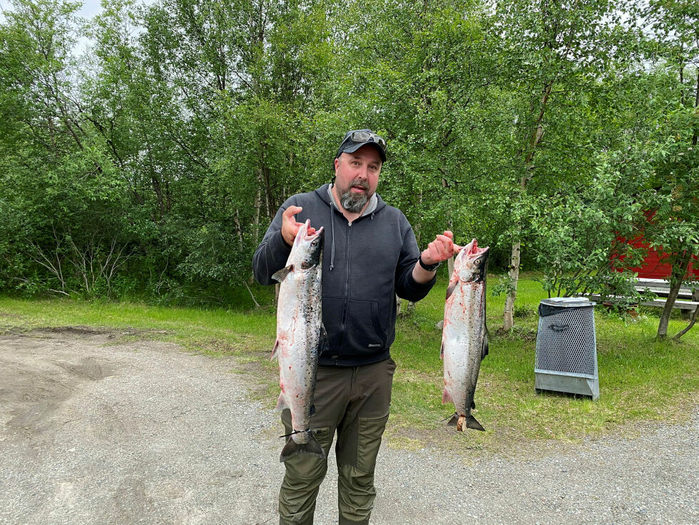 Vinneren av fiskekonkurransen, Teemu Hagqvist, viser stolt frem vinnerfangsten.
 Foto: Emil Olai Danielsen