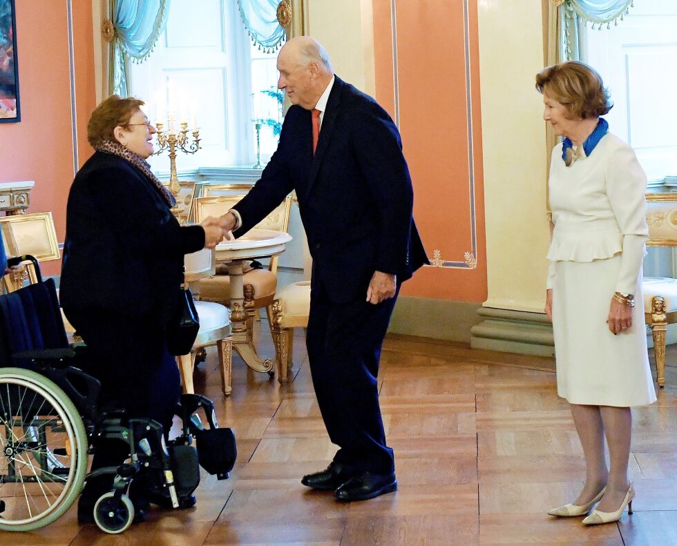 Liv Annie Johansen ønskes her velkommen på slottet av kong Harald og dronning Sonja.
 Foto:  Sven Gj. Gjeruldsen, Det kongelige hoff