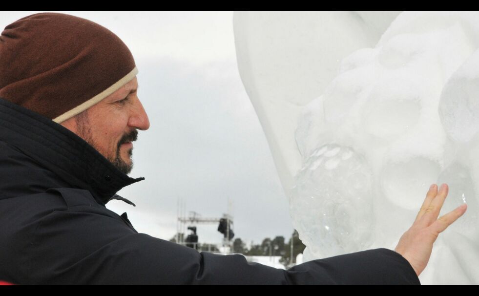 Kronprins Haakon fikk se og kjenne på is- og sne-skulpturer under sitt besøk i Alta. Foto: Rita Heitmann