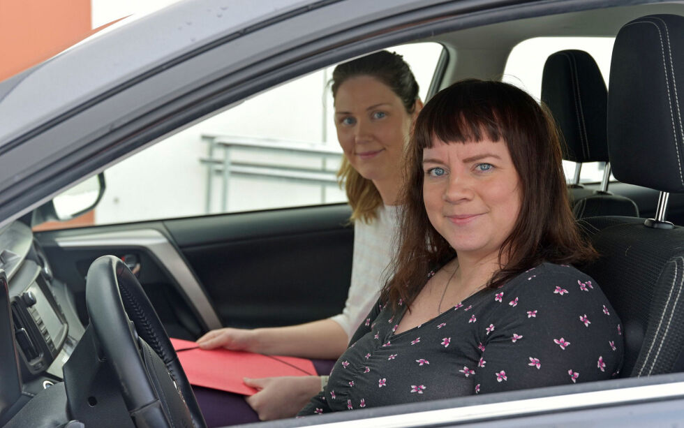 Sykepleier Christina Masternes Korslund og fysioterapeut Sarah Parelius er klare for avreise. I mars, april og mai skal de reise rundt til kommunens 70-åringer på gratis, forebyggende hjemmebesøk.
 Foto: Irene Andersen