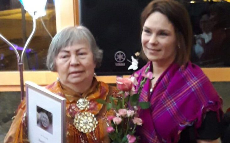 Hege Anita Roska Wikstad (til høyre) kunne dele ut årets Vuokko-pris i Nesseby til Magnhild Mathisen.
 Foto: Privat