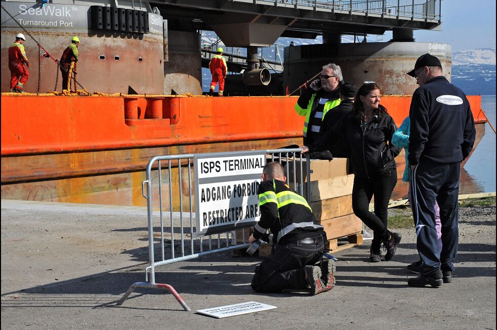 Sjefen for Nordkappregionen Havn IKS, Leif Gustav Prytz Olsen (med mobiltelefon), fulgte nøye med da SeaWalken ankom Hamnbukt innerst i Porsangerfjorden.
 Foto: Hannah Persen