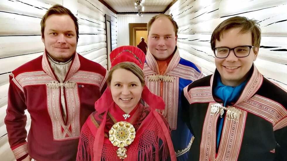 Johan Vasara, Johan Aslak Hætta (leder av Kautokeino bygdetun) og Johan Ailo Kalstad. Foran direktør Anne May Olli. Bildet ble tatt i anledning Kautokeino bygdetuns 30-årsjubileum i 2017.
 Foto: Johan Mathis Gaup