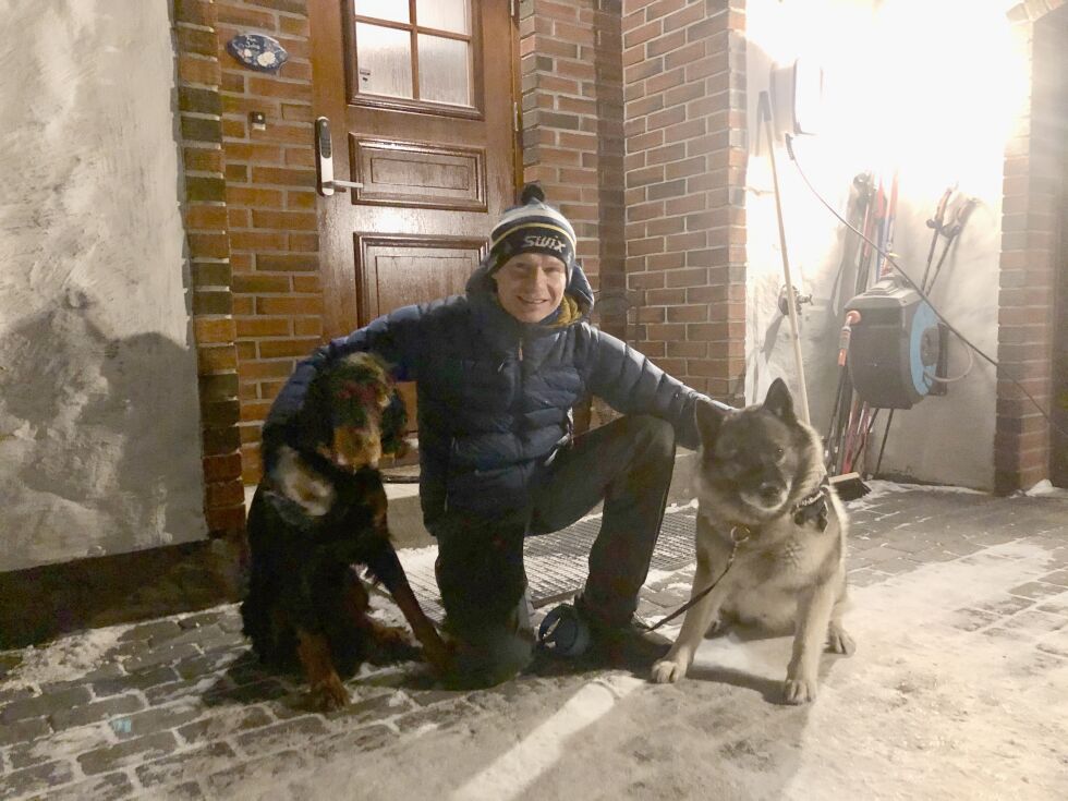Gordon setteren Pondus (som ikke liker fotografering, Stein Joks og elghunden Balder. FOTO: Birgitte Wisur Olsen