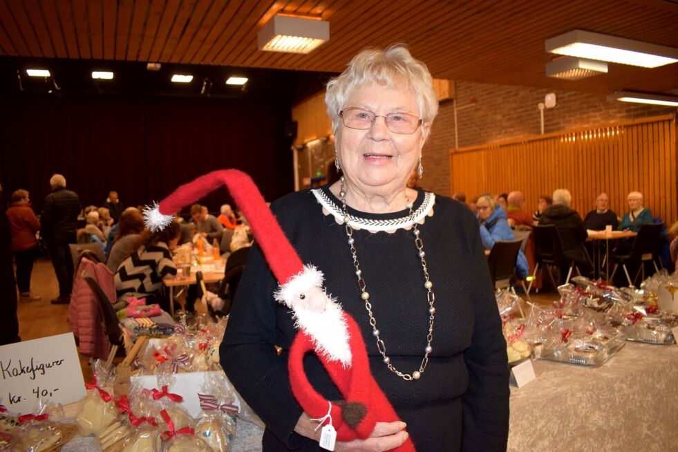 Nancy Malin er ivrig medlem av Kirkenes og omegn husflidslag, og nisser kommer på kosteskaftet når det nærmer seg jul.
 Foto: Birgitte Wisur Olsen