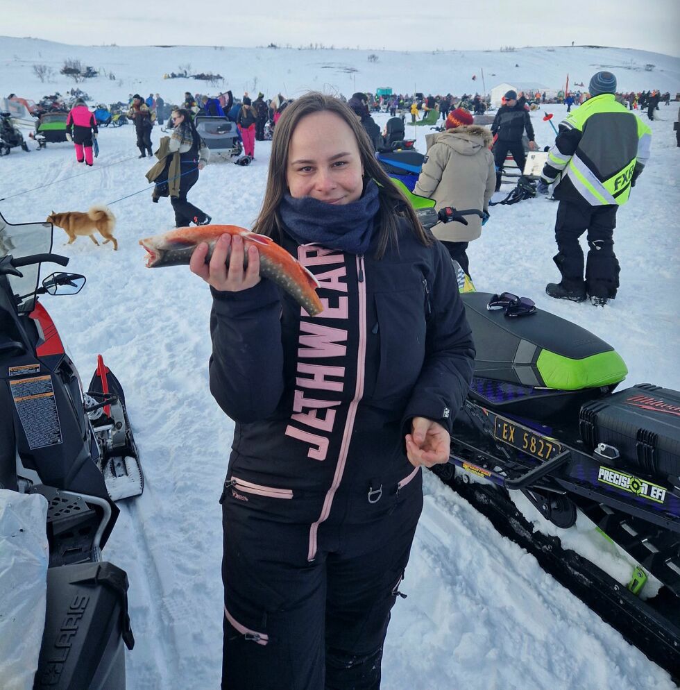 Kristine Guttorm med vinnerfisken, en flott røye på 659 gram. Hun rakk å sløye den før bildet ble tatt.
 Foto: Tom Hardy
