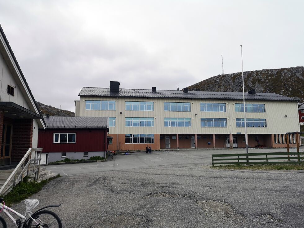 GÅR MOT NY SKOLE: Kommunestyret i Lebesby har bevilget 500.000 kroner til et forprosjekt som skal munne ut i en nyopprustet Kjøllefjord skole.
 Foto: Erik Brenli