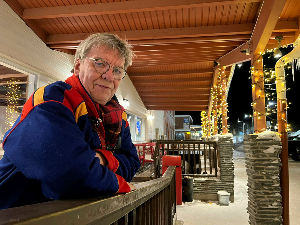 Harry Johansen er storfornøyd etter premieren i Finland i Inari med filmen «Luossamoraš», som også berører ham selv som sjølaksefisker i Tanafjorden.
 Foto: Åsa Márgget Anti