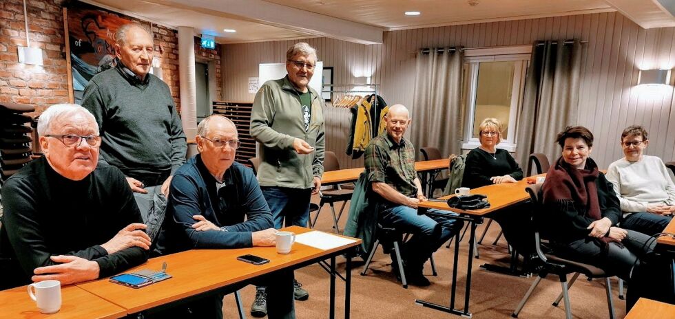 De del­tok på års­mø­tet til HLF Nord­kapp 15. feb­ruar. Fra venst­re: Ole H. Jenssen, Odd­var Stor­haug, Kjell Kvernberg, Bernt-Ak­sel Jen­sen, Jarl Tuv, Arn­hild E. Bjerk­an, Sir­pa L. Jen­sen og Ås­hild Rav­lo. Foto: HLF Nord­kapp