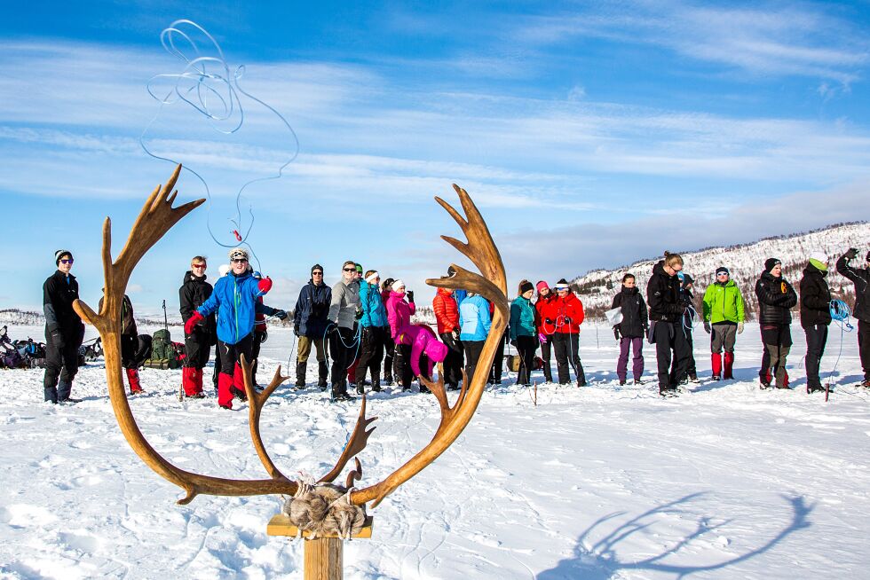 Før elevene la av gårde på sin tre dager lange vinterrtur fikk de prøve lassokasting hos reindriftssame Tom Lifjell på Tverrvatnet.
 Foto: Hans Petter Sørensen