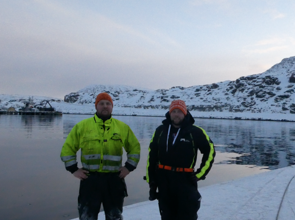 Bent Ole Stennes (til venstre) og Espen Eikrem fra firmaet Marin Solutions er i ferd med å utvide flytebryggene i havna i Havøysund.
 Foto: Ronald Andersen