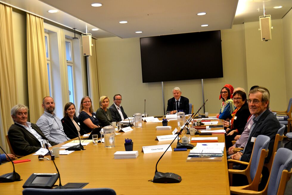 Den består av professor Ivar Bjørklund (Tromsø), stipendiat Håkon Hermanstrand (Kolvereid), biskop emeritus Per Oskar Kjølaas (Tromsø), professor Pia Lane (Oslo), seniorrådgiver Anne Kalstad Mikkelsen (Hamarøy), museumsleder Marit Myrvold (Evenes), professor emeritus Einar Niemi (Vadsø), professor Anne Julie Semb (Oslo), høyskolelektor Liv Inger Somby (Kautokeino), professor emeritus Aslak Syse (Oslo) og førsteamanuensis Ketil Zachariassen (Tromsø) –og leder Dagfinn Høybråten.
Foto: Sunniva Bornøy