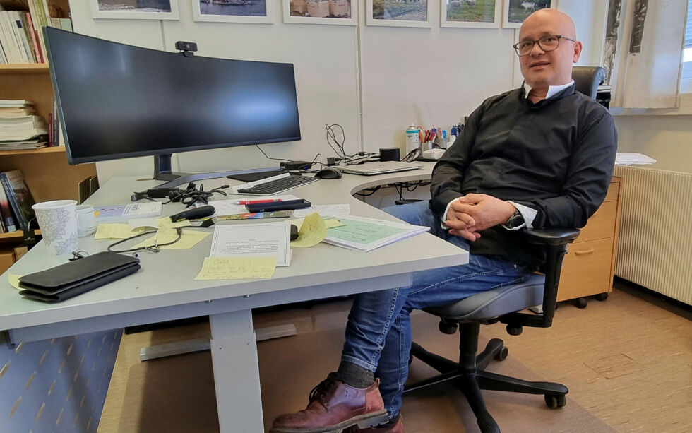 Regnskapet viser merforbruk på 2,7 millioner på overtid, og kommunedirektør Charles Petterson i Nesseby har nå innført ansettelsesstopp ut året.