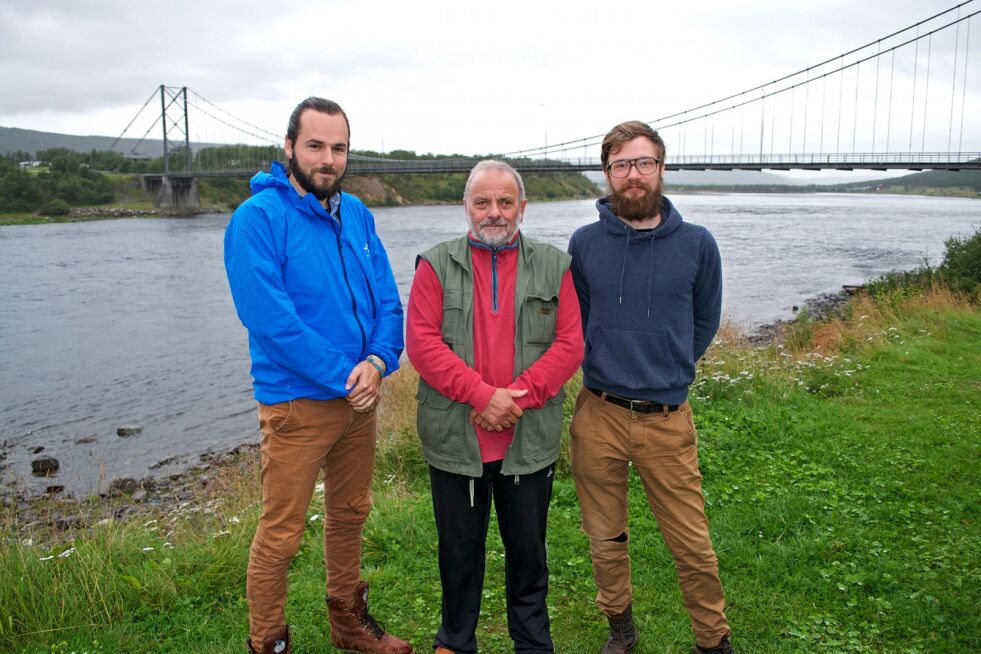 Økofilosofen Martin Lee Müller (til venstre) og filmskaper Andreas Daugstad Leonardsen (til høyre) fra Oslo, skal være i Tana denne uken for å høste kunnskap om villaksen. Dette skal resultere i forestillingen «Lakseeventyr» og film. Lokal guide er historiker Aage Solbakk.
 Foto: Tom Hardy