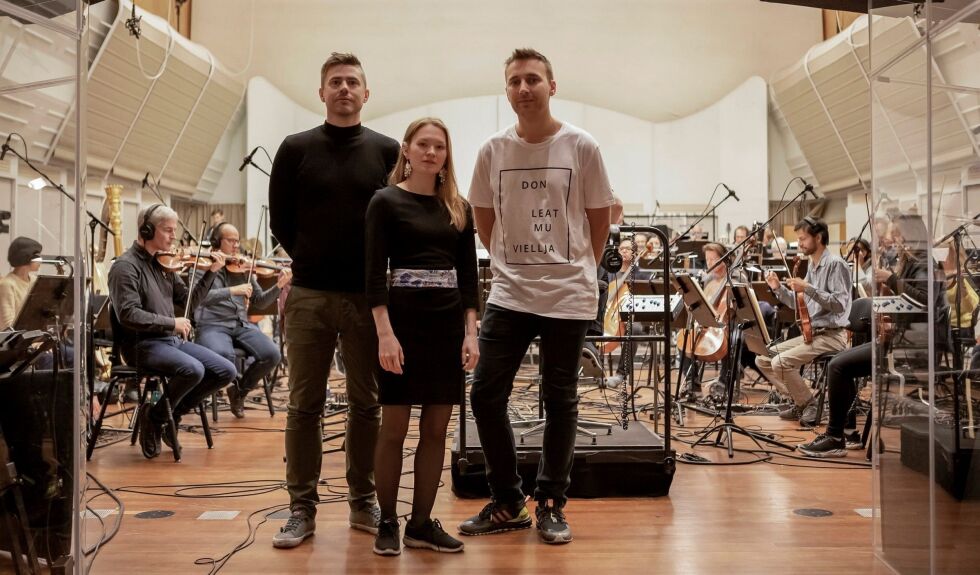 Den sørsamiske artisten Marja Mortensson (26) i samarbeid med Daniel Herskedal og Jakop Janssønn kommer ut med ny singel, Johtelohke, fra hennes nyeste album Raajroe. Trioen har også invitert med seg Kringkastingsorkestret (KORK) på prosjektet.
 Foto: Ellen Agnete Norvang