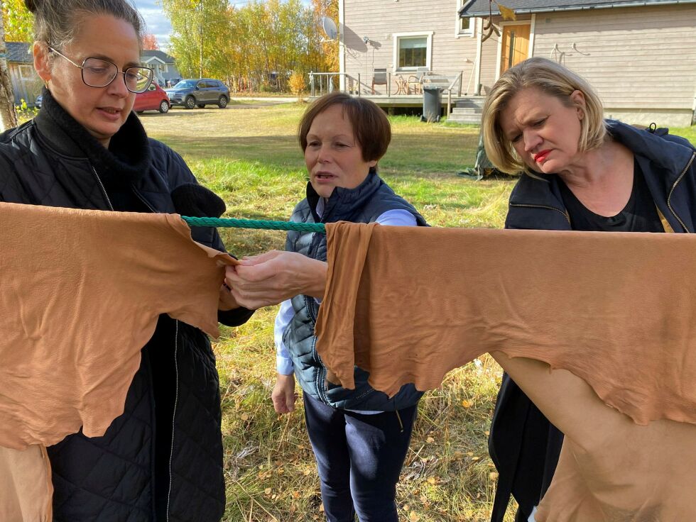 Pia Jannok viser frem sitt arbeid til Marianne Hultman, leder av Oslo Kunstforening, og Cecilie Nissen, daglig leder i Kristiansand Kunsthall. Foto: Elin Wersland.
 Foto: Elin Wersland