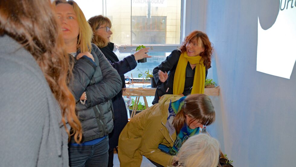 Etter at Tom Lien var ferdig med sitt urteforedrag, strømmet folk til urtene for å kapre seg de mest interessante.
 Foto: Elin Margrethe Wersland