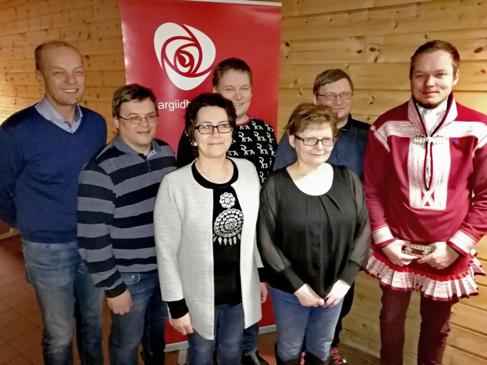 Den nye lederen i Kautokeino AP, Mikkel Ailo Gaup, flankert av sitt nye styre, og Steinar Karlstrøm fra fylkespartiet.
Fra venstre bak: Steinar Karlstrøm, Isak Mathis Buljo, Nils Johan Gaup, ordfører Johan Vasara (AP). Foran fra venstre: Mikkel Ailo Gaup, Ann Britt Eira Sara og Anne Berit Skum.
 Foto: Johan Mathis Gaup