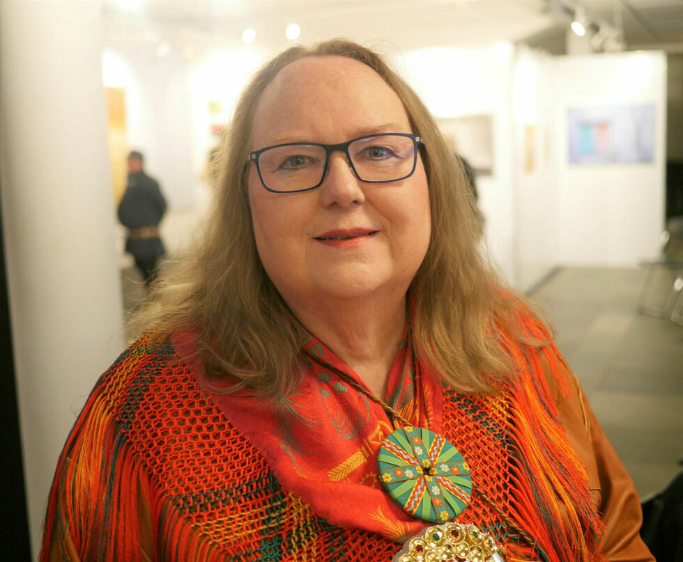 Hilde Skancke Pedersen ble rørt over den gode mottakelsen hun fikk da hun åpnet utstilling på Nordkappmuseet 1. mai.
 Foto: Geir Johansen