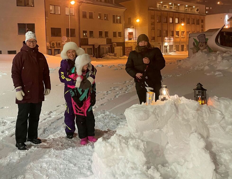Noen møtte opp for å tenne lys imellom heftige snebyger sist onsdag. Uværet gjorde at arrangementet den gang ble sterkt redusert.
 Foto: Emma Gunnarsson