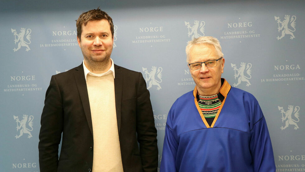 Landbruks- og matminister Geir Pollestad (Sp) og leder i Norske Reindriftsamers Landsforbund, Inge Even Danielsen.
 Foto: Landbruks- og matdepartementet