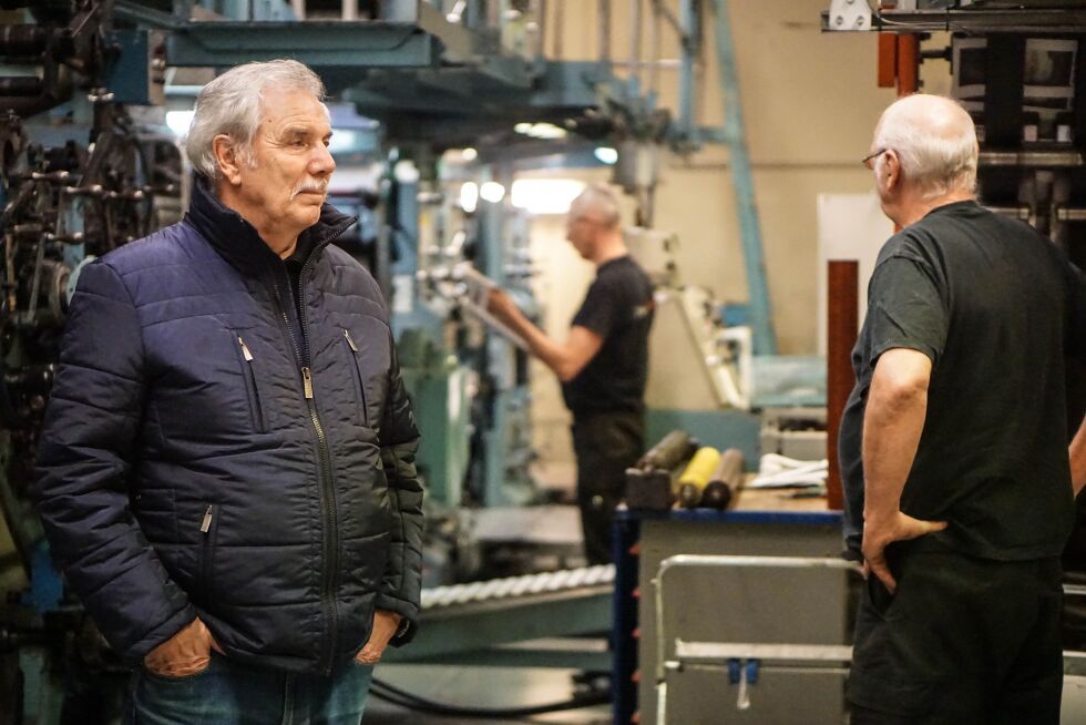 – Jeg skjønner at man i medieverden i dag må spare penger, men i mine øyne har man ikke trengt å spre avisa til Alta og Lakselv, sier hammerfestingen John Wahl, som søndag fulgte med da FD trykket avisene sine for siste gang i Hammerfest. Tirsdagsavisa trykkes i Alta.
 Foto: Bjørn Egil Jakobsen
