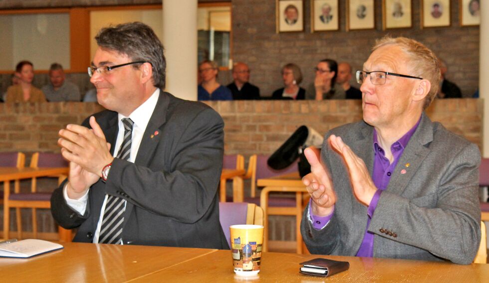 Resultatet fra avstemningen ble møtt med applaus i salen, også fra fylkespolitikerne Remi Strand (til venstre) og Geir Ove Bakken.
 Foto: Torbjørn Ittelin