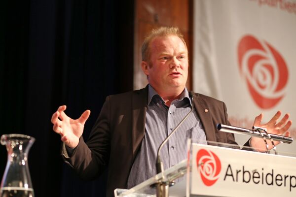 Stiller seg til disposisjon for Sametinget