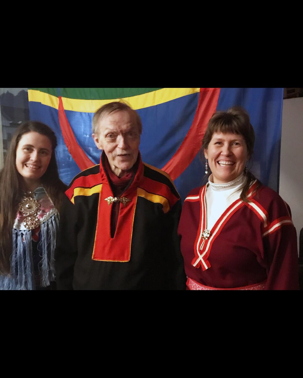 Grand old man blant samiske skuespillere, Nils Utsi, tilbragte samefolkets dag i Kabelvåg i Lofoten. Her møter han Ulrika Louise Snowdon (til venstre) og hennes mor, Merete Karlsen.
 Foto: Privat