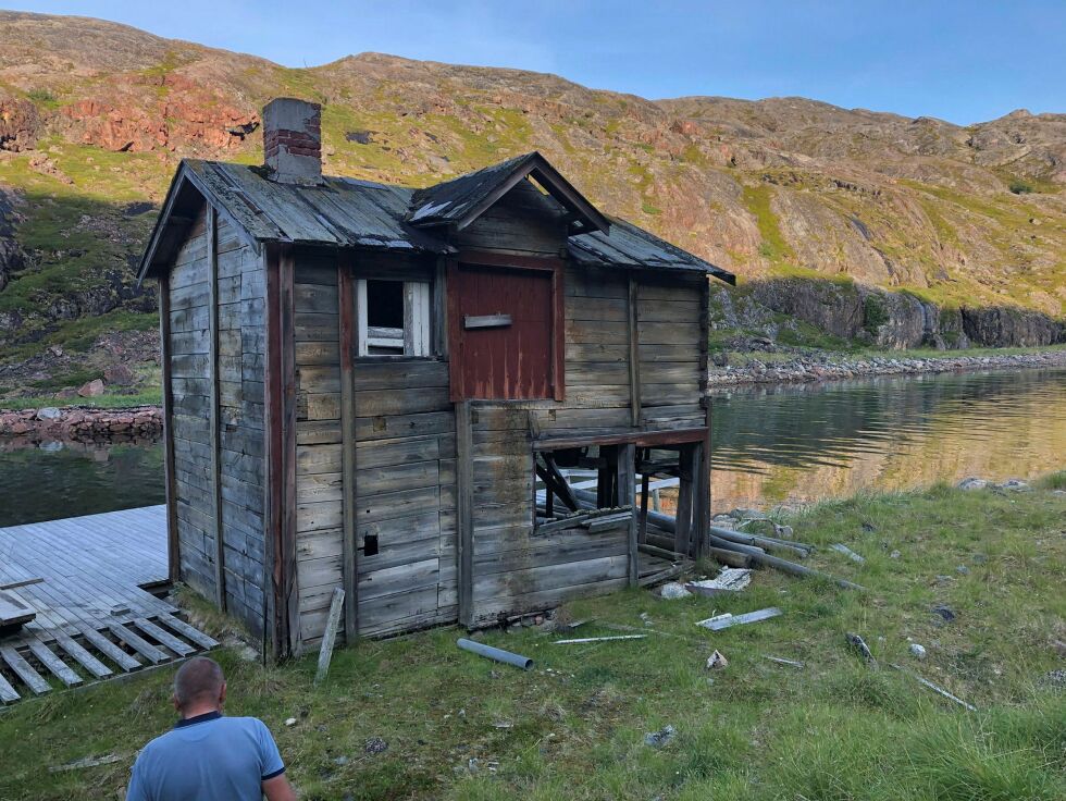 Ved denne kaia ble sannsynligvis fisken tatt i mot. Skogerøya på andre sida av Revøysundet.
 Foto: Trond Magne Henriksen
