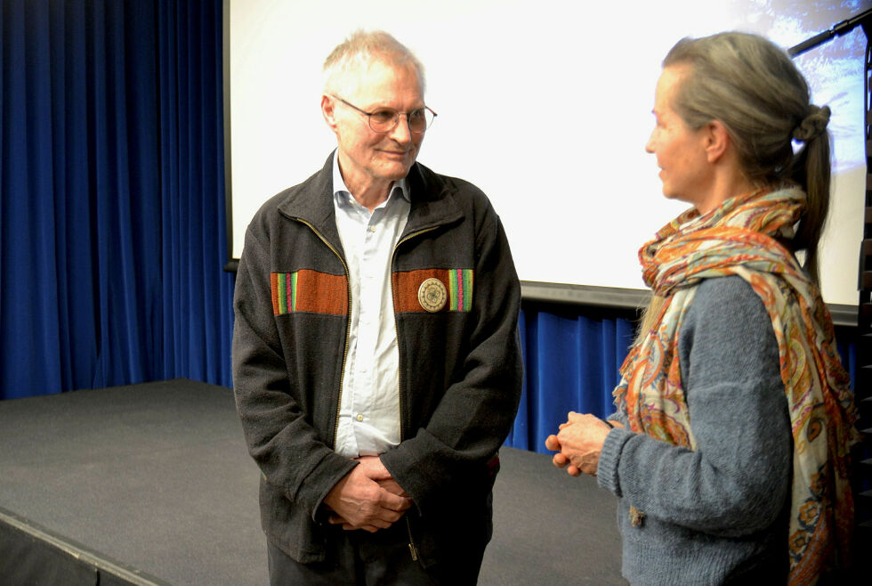 Eirik Myrhaug fikk en hawaiiansk huladans i gave av Anne-Kristine Tischendorf etter sine innledninger på Litteraturhuset i Oslo mandag 3. mars. Tischendorf har bodd på Hawaii og fortalte at hun er fascinert av hawaiisk sjamanisme. 
– Dans er en nøkkel inn til hjertet av den hawaiiske kulturen, sa hun.
 Foto: Sunniva Katrine Bornøy