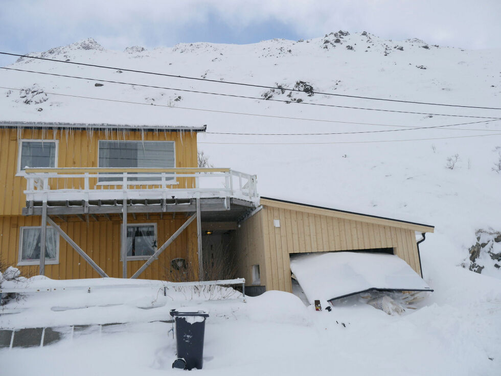 I mars 2018 gikk et sneras gjennom garasjen til dette bolighuset. På grunn av den store rasfaren ble huset revet i 2021.
 Foto: Geir Johansen