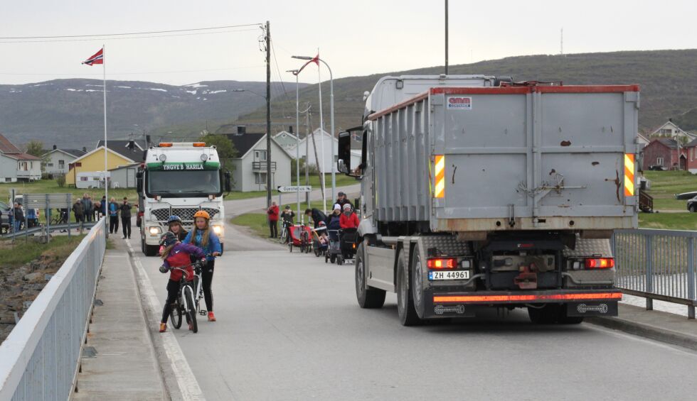 Statens vegvesen har kommet frem til at det er teknisk mulig å henge på en gang- og sykkelvei på brua i Vestre Jakobselv. Bildet er tatt da man i august 2017 aksjonerte for en tryggere vei på vestsiden av elva.
 Foto: Torbjørn Ittelin