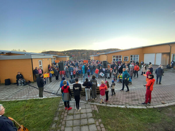 – Rør ikke skolen vår!