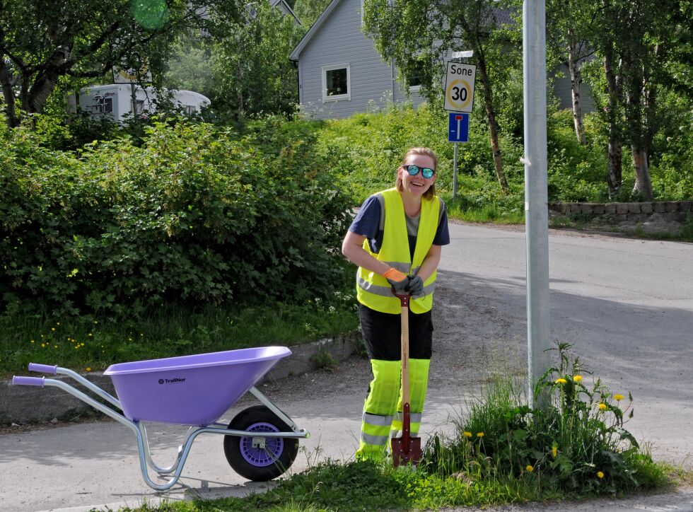 Polske Joanna Bialowolska hadde godt lag med spaden da vi i finværet mandag traff henne ved skolen i Kirkenes. Hennes smil sa alt om hvor godt hun trivdes med jobben.
 Foto: Hallgeir Henriksen
