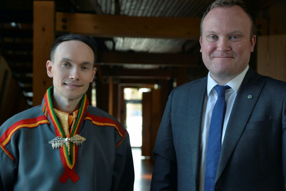 Sametingsråd Runar Myrnes Balto (NSR) og statssekretær i Justis- og beredskapsdepartementet, Hans-Petter Aasen (Sp).
 Foto: Steinar Solaas