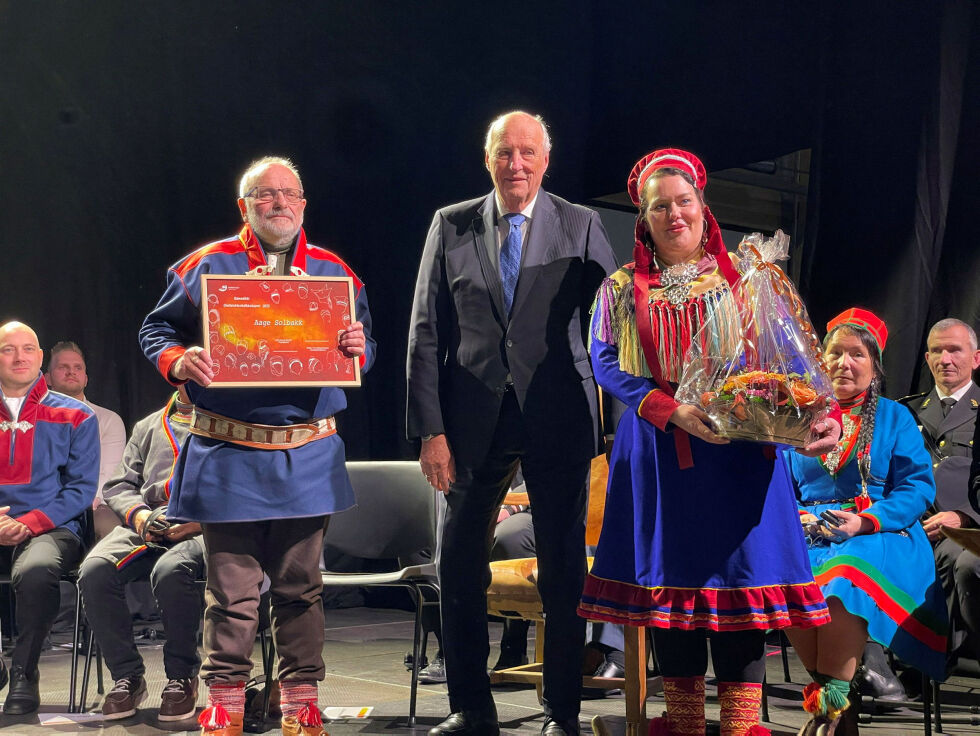 To majesteter møttes. Aage Solbakk med diplom som symbol på den ærefulle prisen overlevert av kong Harald. Sametingspresident Silje Karine Muotka fremhevet Solbakks sjenerøse deling av kunnskap.
 Foto: Vaino Rensberg/Sametinget